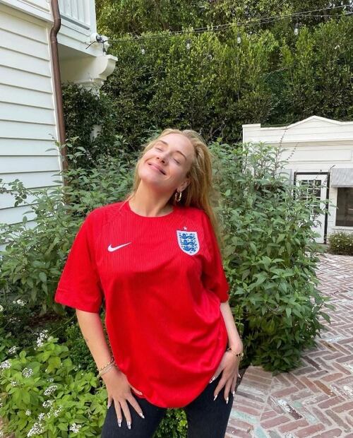 Adele se muestra sin una gota de maquillaje y luce increíble