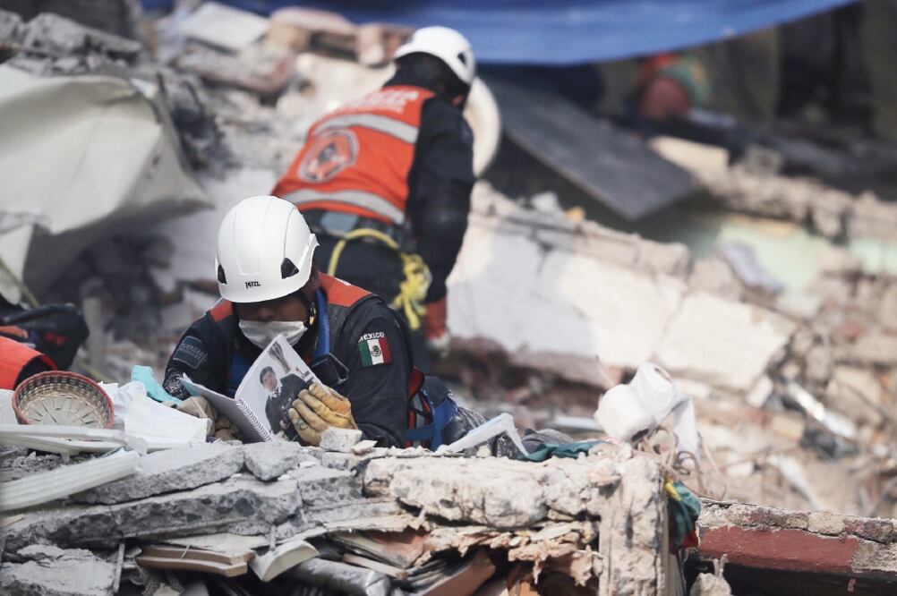 Hasta el momento, elementos de rescate y vecinos de la zona han sacado con vida a seis personas y han recuperado seis cadáveres más. (ALEJANDRO ACOSTA. EL UNIVERSAL)