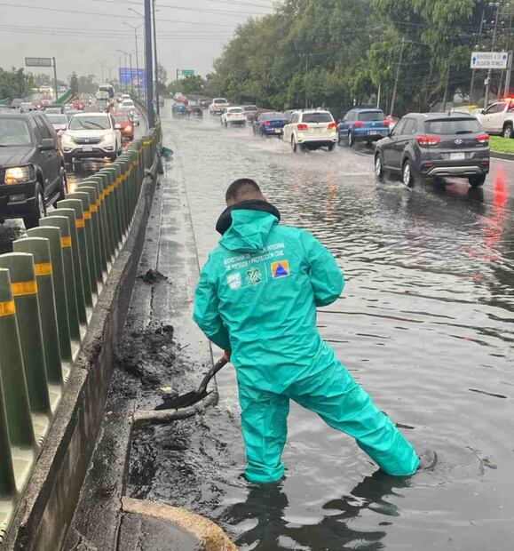 En Periférico y Puente, Col. Coapa, Tlalpan, a consecuencia de la insuficiencia de la red de drenaje por coladeras azolvadas, se presentó un encharcamiento de 100 m de espejo por 25 cm de tirante. Foto: X SGIRPC CDMX