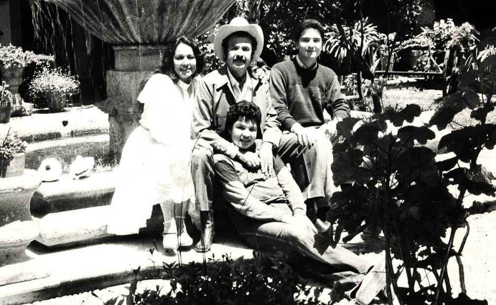 Flor Silvestre asegura que su único pleito con Antonio Aguilar fue cuando el cantante se enojó porque compró todos los discos de Julio Iglesias. En esta foto aparece la pareja con sus dos hijos Antonio Jr. y Pepe, a finales de 1991. Fototeca EL UNIVERSAL.
