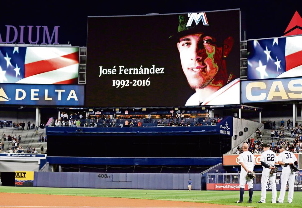 Se guerdó un minuto de silencio en el Yankee Stadium, antes de iniciar las acciones de la noche (ADAM HUNGER, USA TODAY SPORTS)
