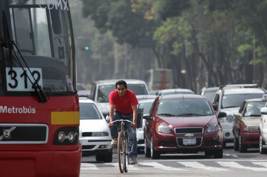 “Hay ciclistas que van todo el tiempo por los carriles del medio como si fueran motos (...) la responsabilidad es de ambas partes porque tanto conductores como ciclistas y motociclistas no respetan los reglamentos de tránsito", comenta Juan Carlos. Foto: Carlos Mejía Archivo/EL UNIVERSAL
