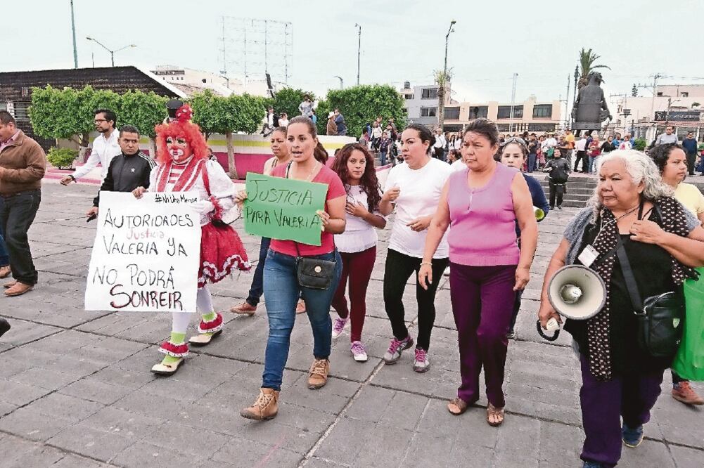 Alrededor de 40 habitantes de Nezahualcóyotl se manifestaron la mañana del sábado para exigir el esclarecimiento del asesinato de Valeria, quien cursaba el sexto grado de primaria. (CORTESÍA)