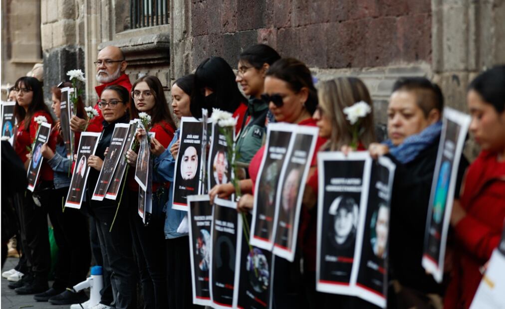 Integrantes del Instituto de las Mujeres para la Migración se manifestaron afuera de Palacio Nacional para exigir justicia por las víctimas del incendio en la estación migratoria de Ciudad Juárez, hace dos años, el 27 de marzo de 2025. Foto: Diego Simón Sánchez/EL UNIVERSAL