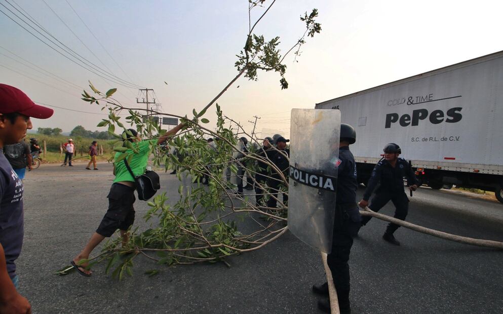 Elemento antimotines de la SSPC Tabasco arremetieron contra indígenas de Tamulté de la Sabana, tras bloquear una carretera federal en reclamo por fallas en el suministro de la energía eléctrica y el agua potable, el 29 de mayo de 2025. Foto: Luma López/EL UNIVERSAL