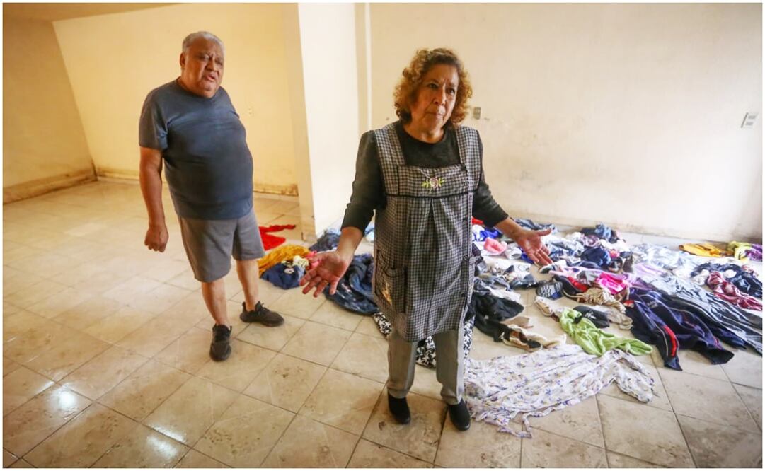Familia intenta recuperar artículos tras inundaciones en Chalco. Foto: Luis Camacho/EL UNIVERSAL