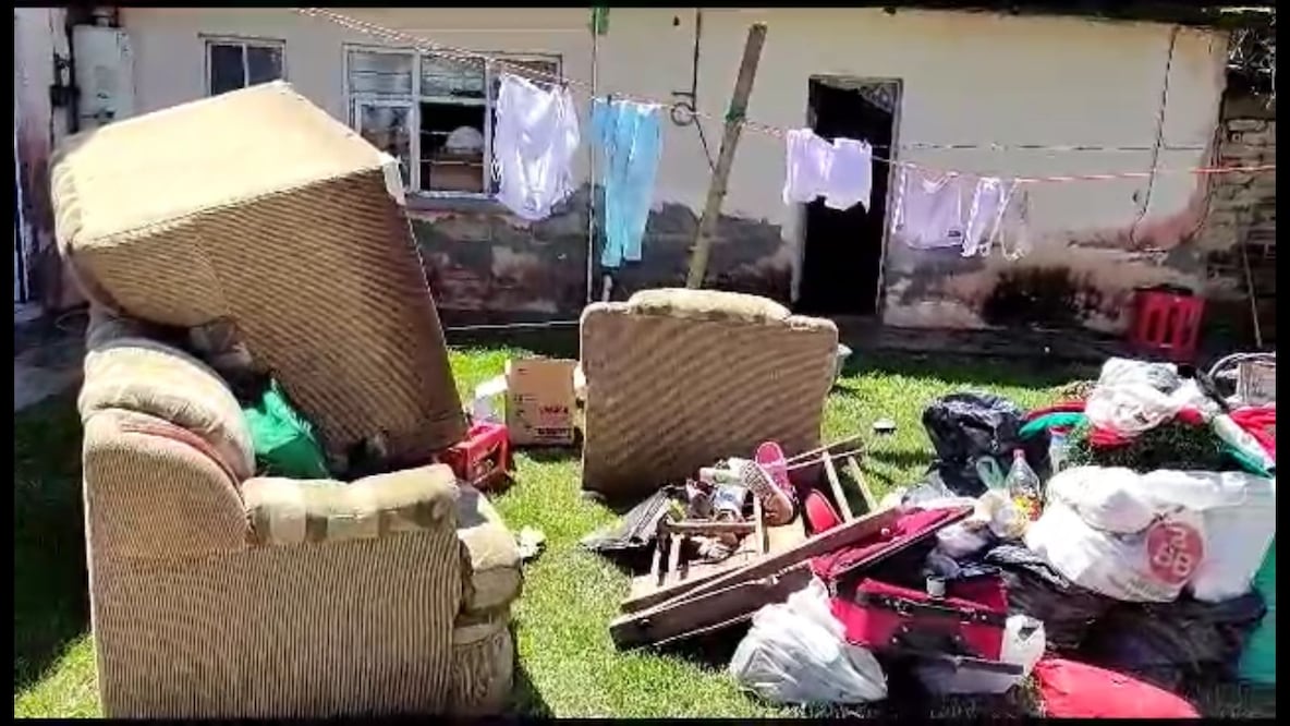 Una familia sacó su sala al patio de su casa tras mojarse con la inundación del lunes por la noche Foto: Emilio Fernández