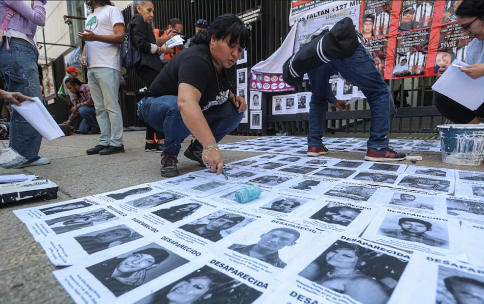 Colectivos de madres buscadoras realizaron una clausura simbólica del Senado por negar crisis de desaparecidos, el jueves 10 abril de 2025. Foto Gabriel Pano/EL UNIVERSAL
