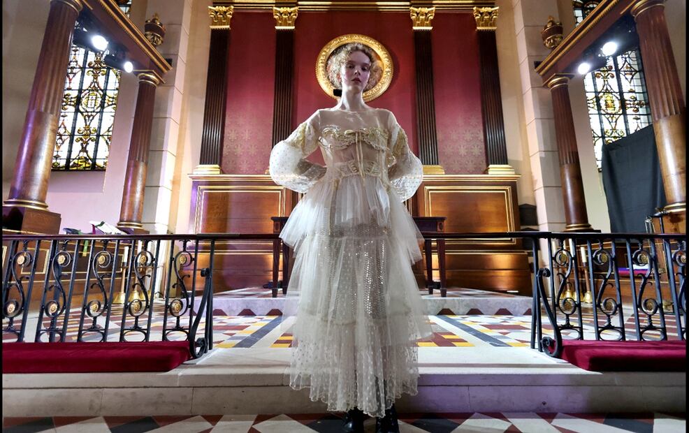 Una modelo espera entre bastidores el desfile del diseñador turco Bora Aksu durante la Semana de la Moda de Londres (LFW) en Londres, Gran Bretaña, el 21 de febrero de 2025. Foto: EFE