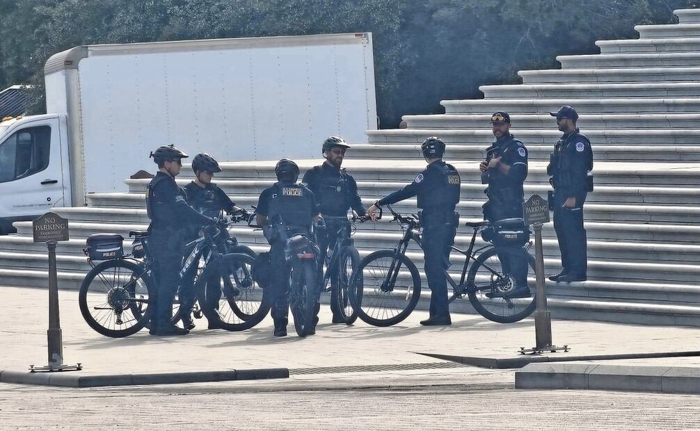 Policías han sido desplegados a lo largo del centro de la capital para impedir disturbios y caos en la jornada electoral. Foto: Especial