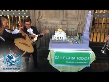 Con mariachi y pastel piden a Sheinbaum carril trolebici en Eje Central