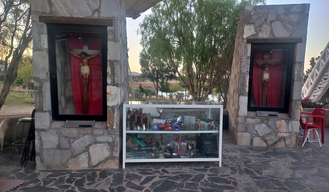 En San José de Gracia, Aguascalientes, en medio de la presa Plutarco Elías Calles se erige la imagen de un Cristo sin el brazo y pierna derechos, al que miles de enfermos piden milagros, el miércoles 16 de abril de 2025. Foto: Xóchitl Álvarez/EL UNIVERSAL