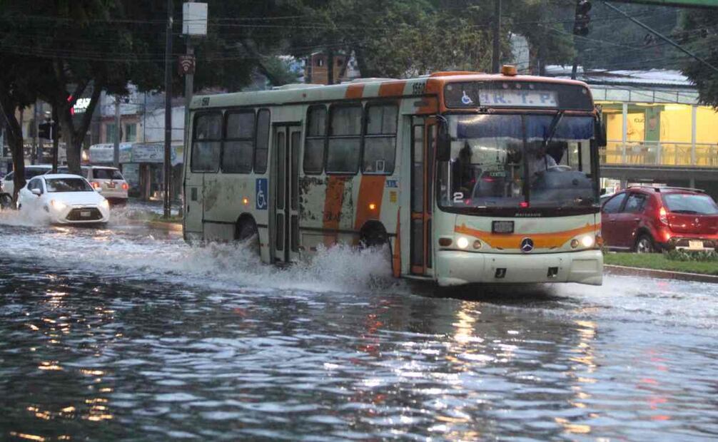 Las intensas lluvias que se registraron en la Alcaldía Coyoacán provocaron la fuertes anegaciones en canal de Miramontes y Rancho Vista Hermosa en la Alcaldía Coyoacán. Foto: Francisco Rodríguez/EL UNIVERSAL