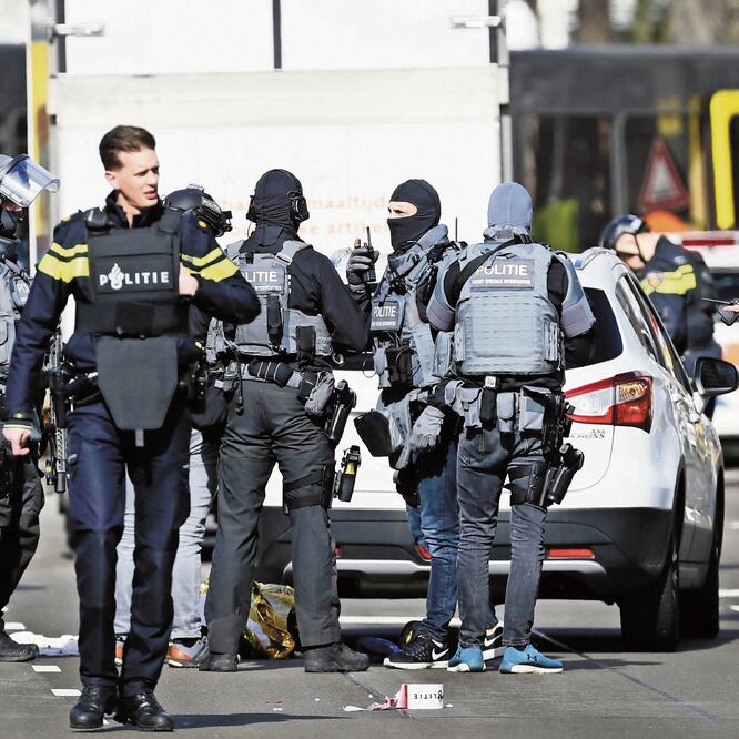 Elementos de seguridad, cerca de la estación de tranvía Plaza 24 de Octubre en Utrecht, Holanda, donde se produjo el tiroteo. ROBIN VAN LONKHUIJSEN. AFP