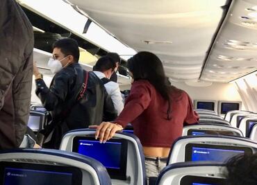 AMLO recibe insultos y gritos al bajar de un vuelo comercial en CDMX