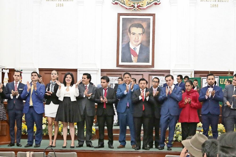 Los 32 concursantes discutieron, bajo el formato de debate parlamentario, temas coyunturales en la vida política y social del país. La duración de la segunda fase fue de más de ocho horas, de donde salieron 17 semifinalistas (BERENICE FREGOSO)