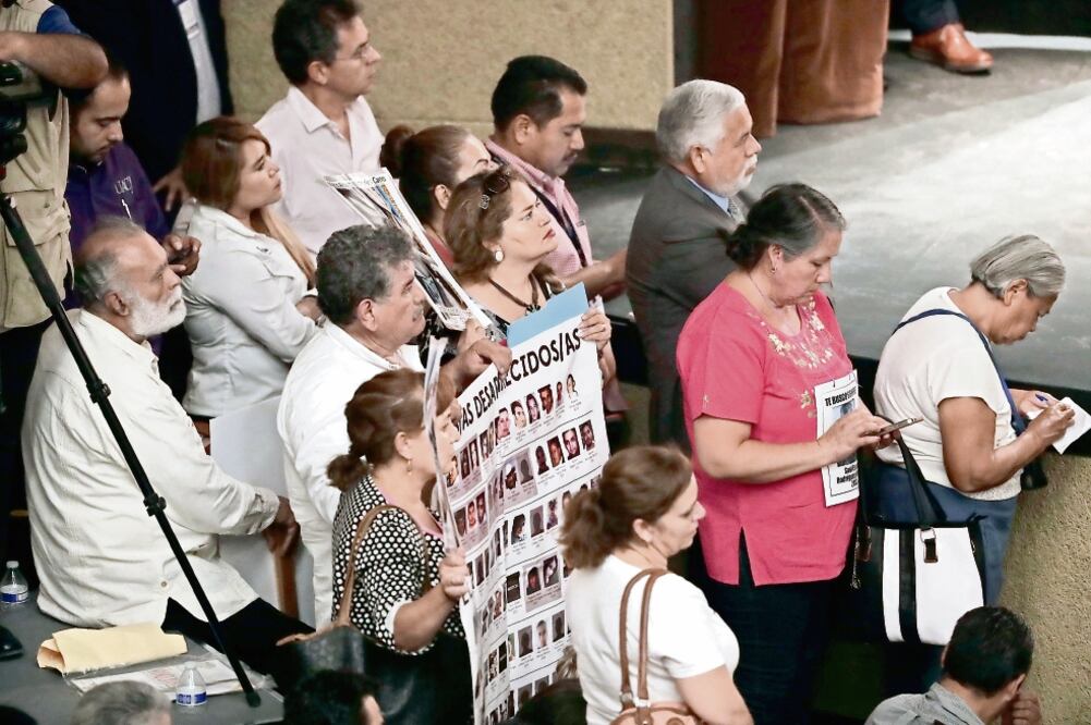 Familiares de desaparecidos o asesinados gritaron, lloraron y lucharon para mostrar a Andrés Manuel López Obrador la manta con el rostro de su víctima (FOTOS: IVAN STEPHENS. EL UNIVERSAL)