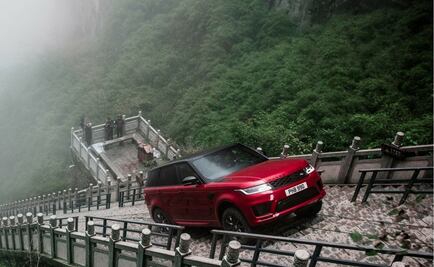 Una Range Rover plug-in hybrid escala la “Puerta al Cielo” en China