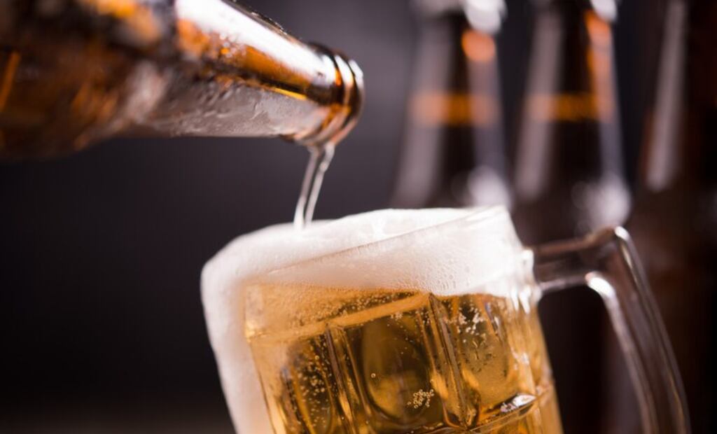 El 48% de los consumidores de cerveza prefieren su capacidad refrescante frente a otras opciones alcohólicas. Fuente: Freepik