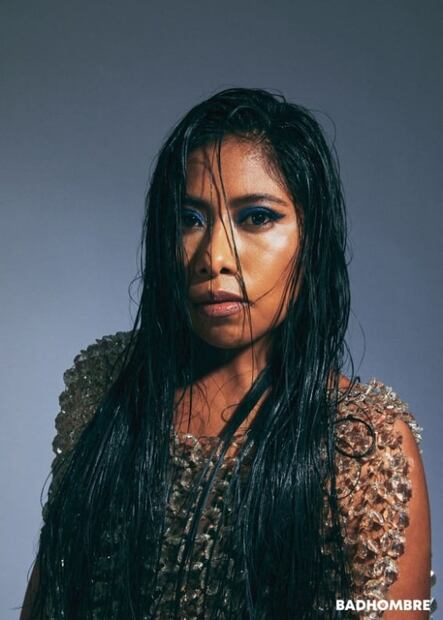 Yalitza Aparicio posa con vestido de pedrería para revista de caballeros