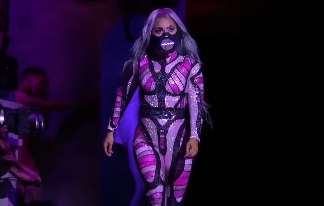 Lady Gaga lució espectacular con este cubrebocas que enciende mientras canta o habla / Foto: VMAS