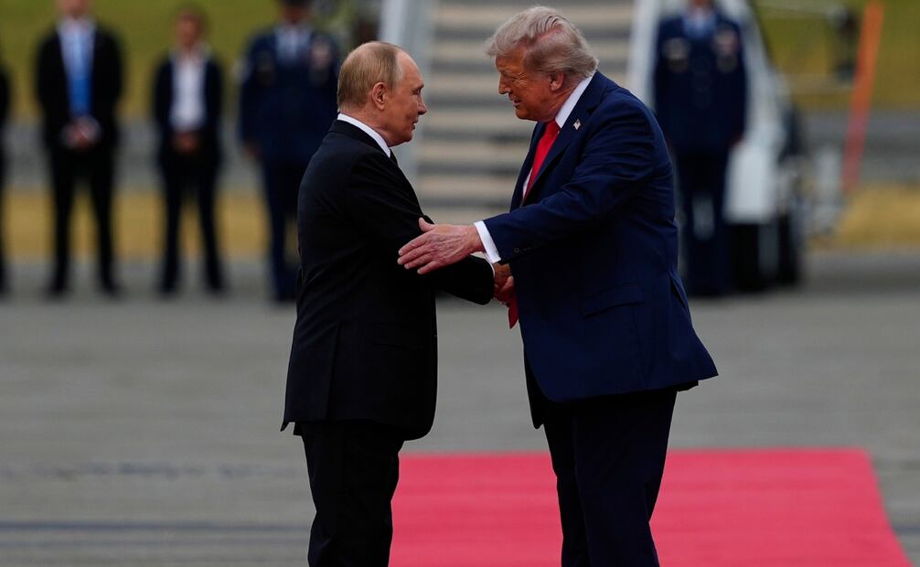 En agosto, durante su encuentro en Alaska, el presidente, Donald Trump, le entregó a su homólogo ruso de una carta firmada por Melania en la que le pedía proteger a los niños de la guerra. Foto: AP