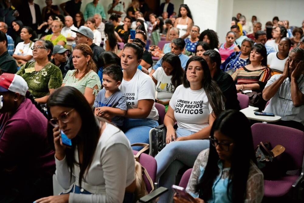 Asistentes a una reunión con grupos locales de derechos humanos que brindan orientación a familiares de detenidos durante las protestas poselectorales, en Caracas. Foto: Ariana Cubillos | AP