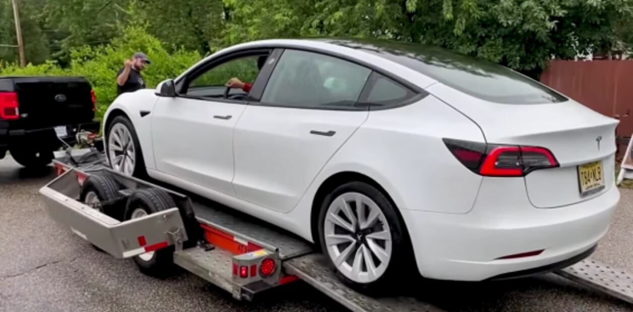 Youtuber arregla un Tesla Model 3 por sólo 700 dólares y este es el resultado