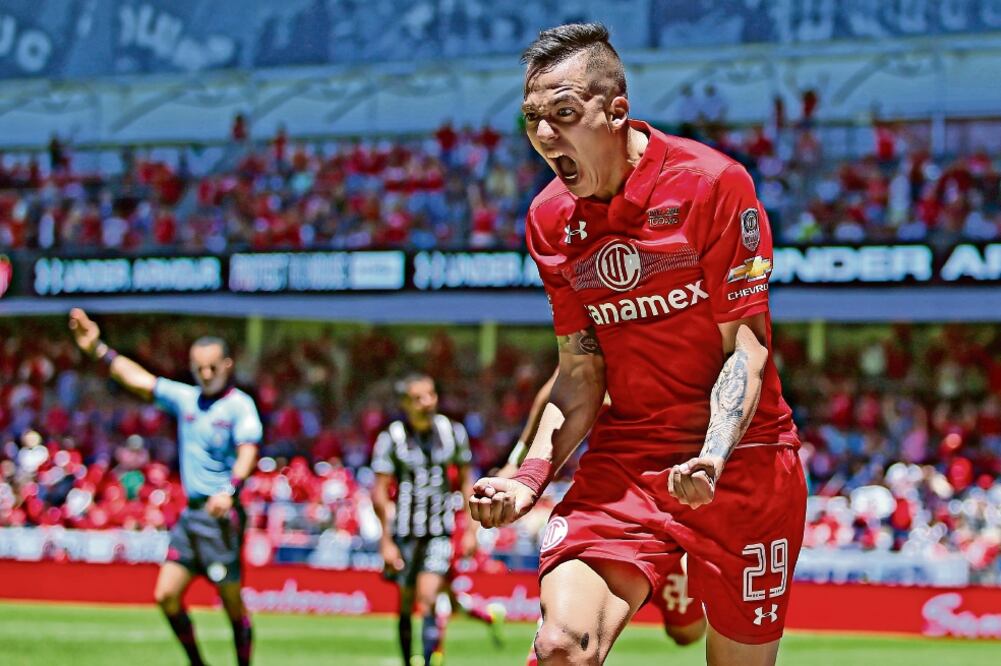 Rodrigo Salinas festejó el autogol del Necaxa con el que se abrió el marcador, después de intensa lucha de los choriceros por anotar (AGUSTÍN CUEVAS. IMAGO7)