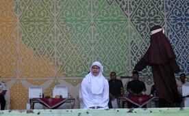 Pareja recibe latigazos en público por violar ley sharia en Indonesia; subieron un TikTok dándose un beso sin estar casados