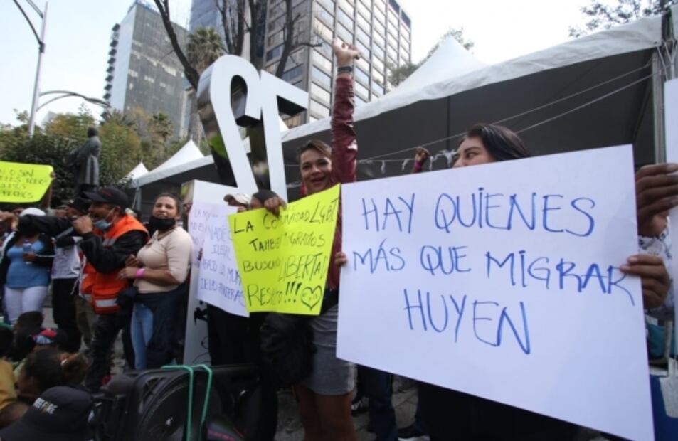Luego de manifestarse, migrantes aprovechan para conocer el Bosque de Chapultepec