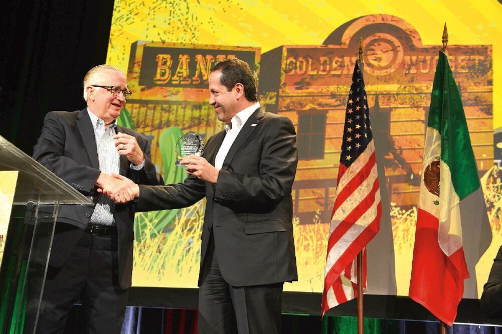 Durante la Cumbre Mundial de Asociados Cetiport 2015, directivos de Microsoft y Pearson galardonaron al gobernador del Estado de México (ESPECIAL)
