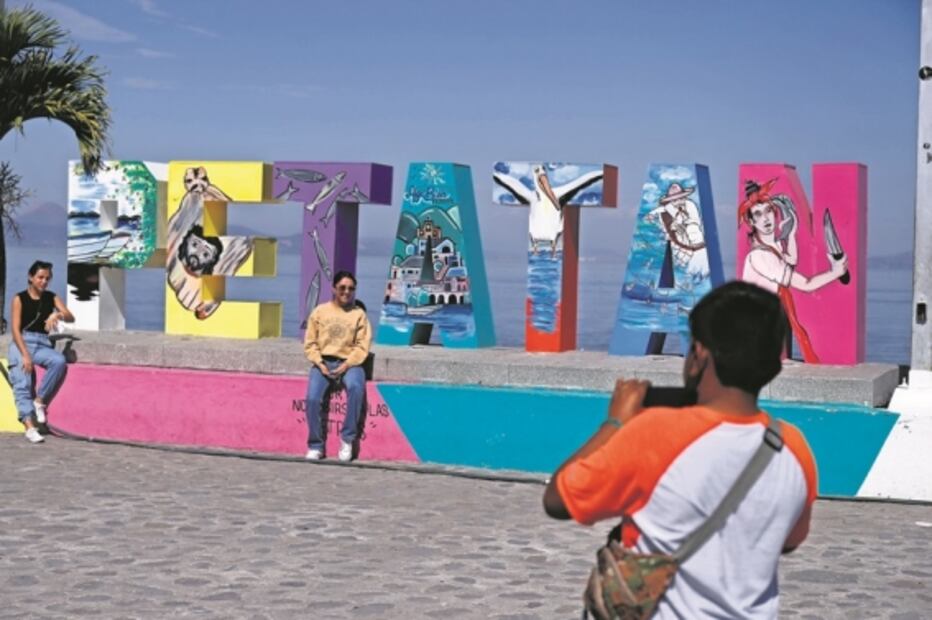 Visita de pelícanos enriquece a Petatán y sus plobladores