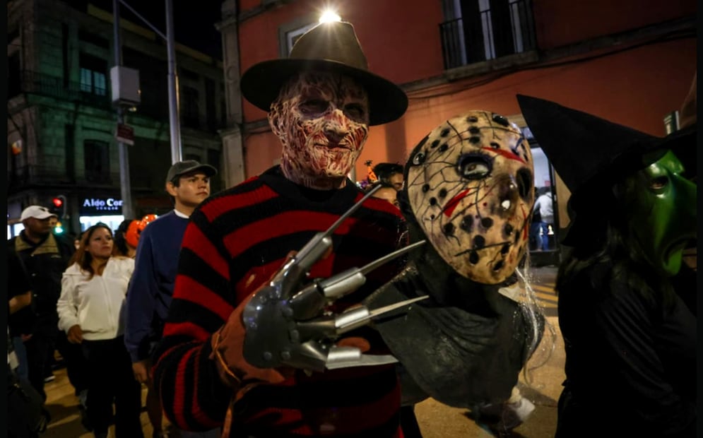 Entre fantasmas, espectros y super héroes niños pidieron la tradicional calaverita en calles del primer cuadro de la Ciudad de México, el 31 de octubre de 2025. Foto: Luis Camacho/EL UNIVERSAL