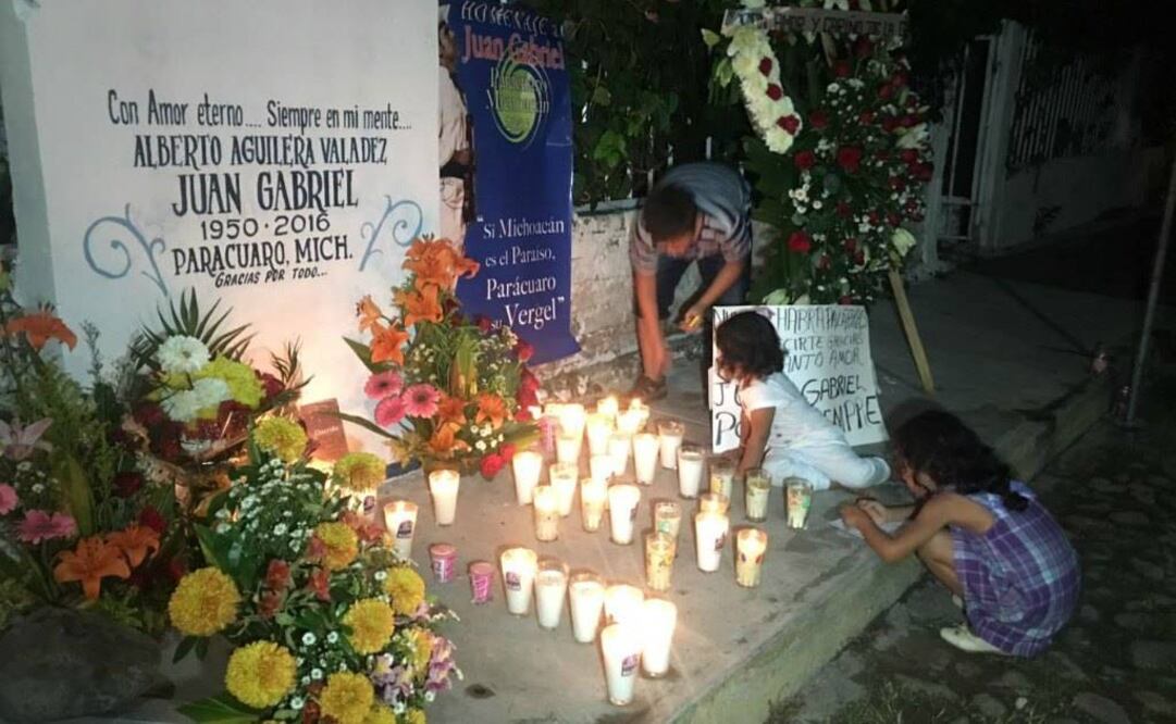 Luego de enterarse de la muerte de Juan Gabriel, pobladores de Parácuaro, Michoacán, rindieron un homenaje afuera de la casa donde nació el cantautor mexicano. Foto: Carlos Arrieta