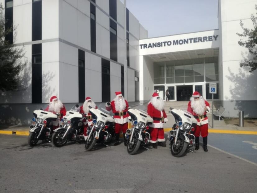 Policías dejan uniformes para patrullar como Santa Claus en Monterrey