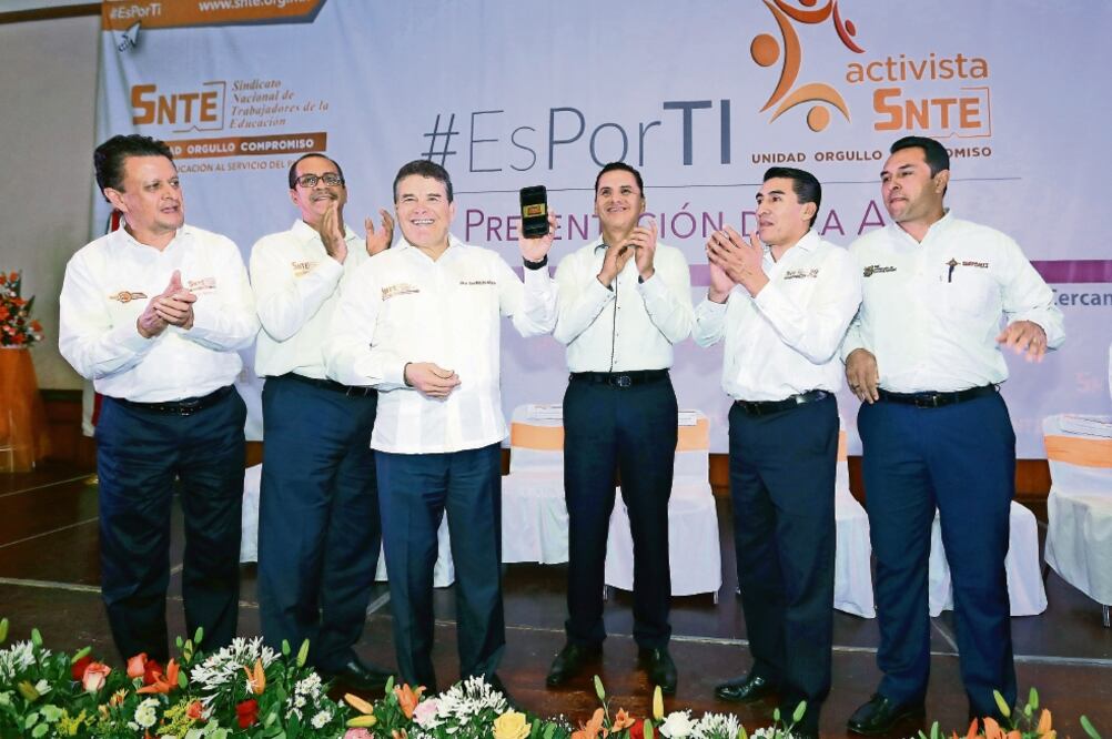 El líder de sindicato, Juan Díaz de la Torre, fue acompañado en el evento por el gobernador de la entidad, Roberto Sandoval Castañeda (ESPECIAL)