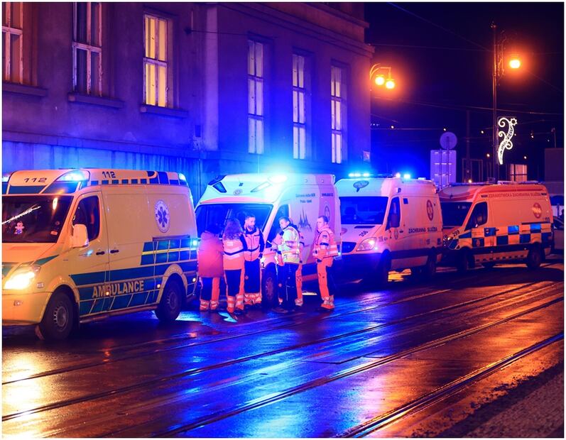 Miembros del servicio de emergencia en el lugar del tiroteo en la Universidad Carolina en el centro de Praga. Foto: EFE