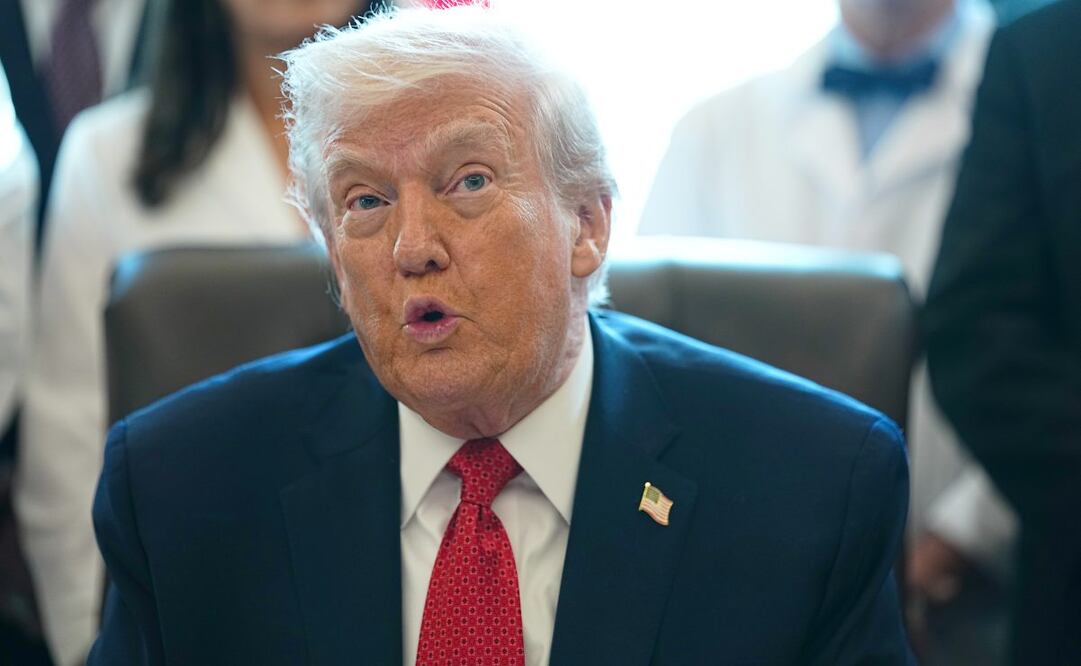 El presidente de Estados Unidos, Donald J. Trump, hace declaraciones antes de firmar una orden ejecutiva para reclasificar la marihuana de la Lista I a la Lista III como una sustancia controlada con usos médicos reconocidos en la Oficina Oval de la Casa Blanca. Washington, DC, EE. UU., 18 de diciembre de 2025. Foto: EFE