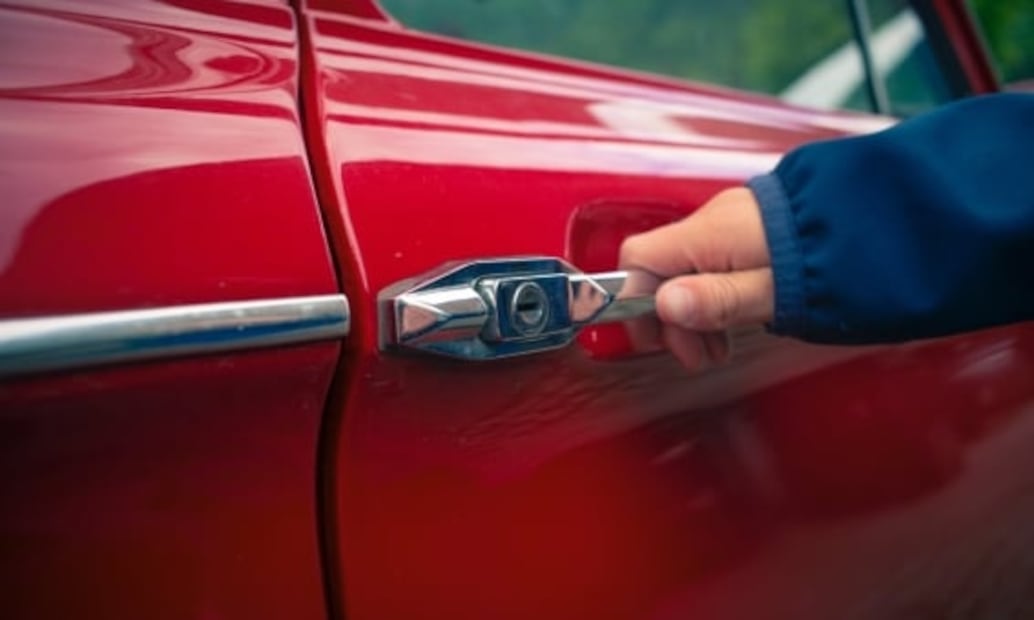 ¿Qué hacer si dejaste las llaves de tu auto adentro?