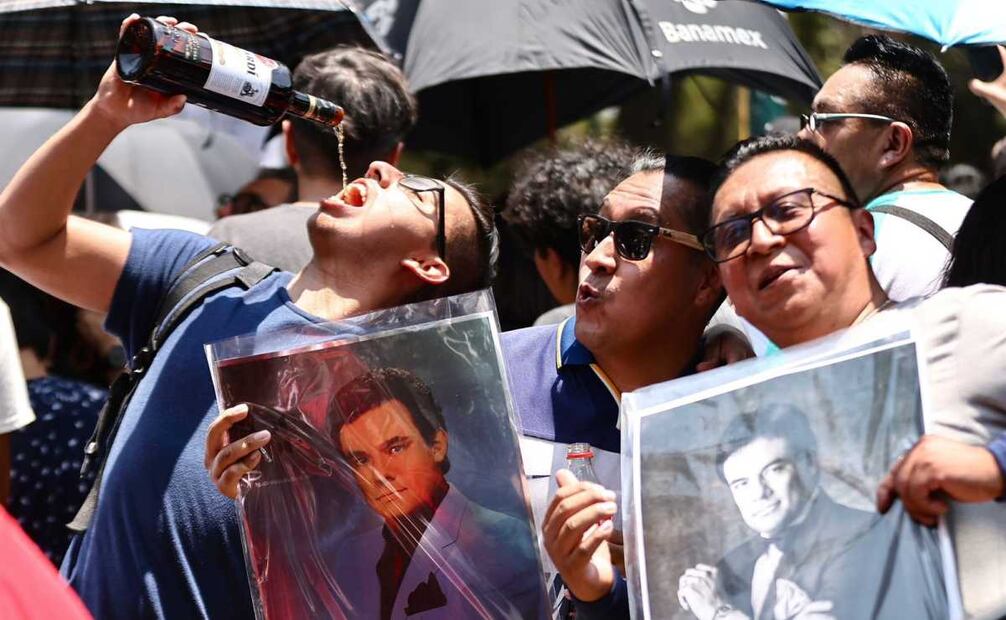 Homenaje al cantante José José en su monumento en el parque de la China de la colonia claveria. Foto: Berenice Fregoso / EL UNIVERSAL