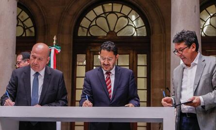 Adiós cables muertos: Gobierno capitalino y empresas firman convenio para retirarlos