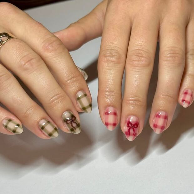 El Gingham coquette combina colores y lo femenino. Foto: Instagram @g1.nail
