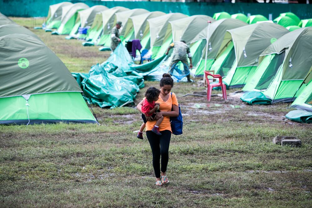 Uno de las albergues habilitados por Sedena como parte del plan DN-III en la ciudad de Juchitán de Zaragoza. (Mario Arturo Martínez. EL UNIVERSAL)