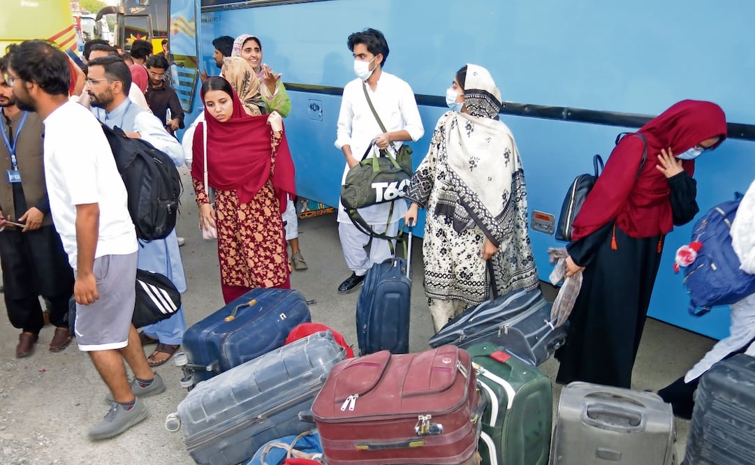 Estudiantes paquistaníes de la Universidad de Ciencias Médicas de Teherán regresan a su país a través de la frontera de Taftan, en Quetta. Foto: Fayyaz Ahmed / EFE