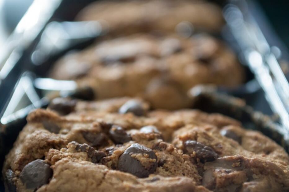Prepara galletas con chispas de chocolate con solo 4 ingredientes
