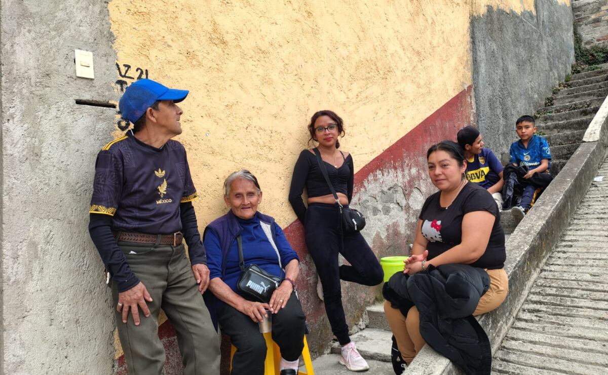 Familia pernocta afuera de su casa por afecciones por fuga de agua en Álvaro Obregón; "mi patrimonio se redujo a basura". | Foto: Arantxa Meave