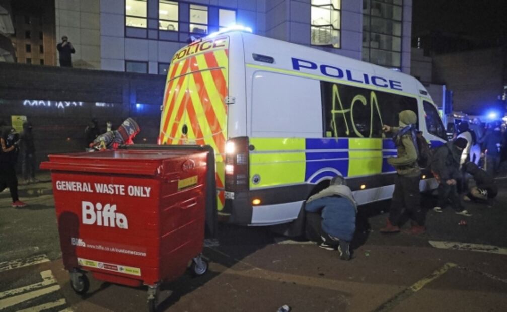 Manifestantes atacan a policía británica en Bristol; hospitalizan a dos