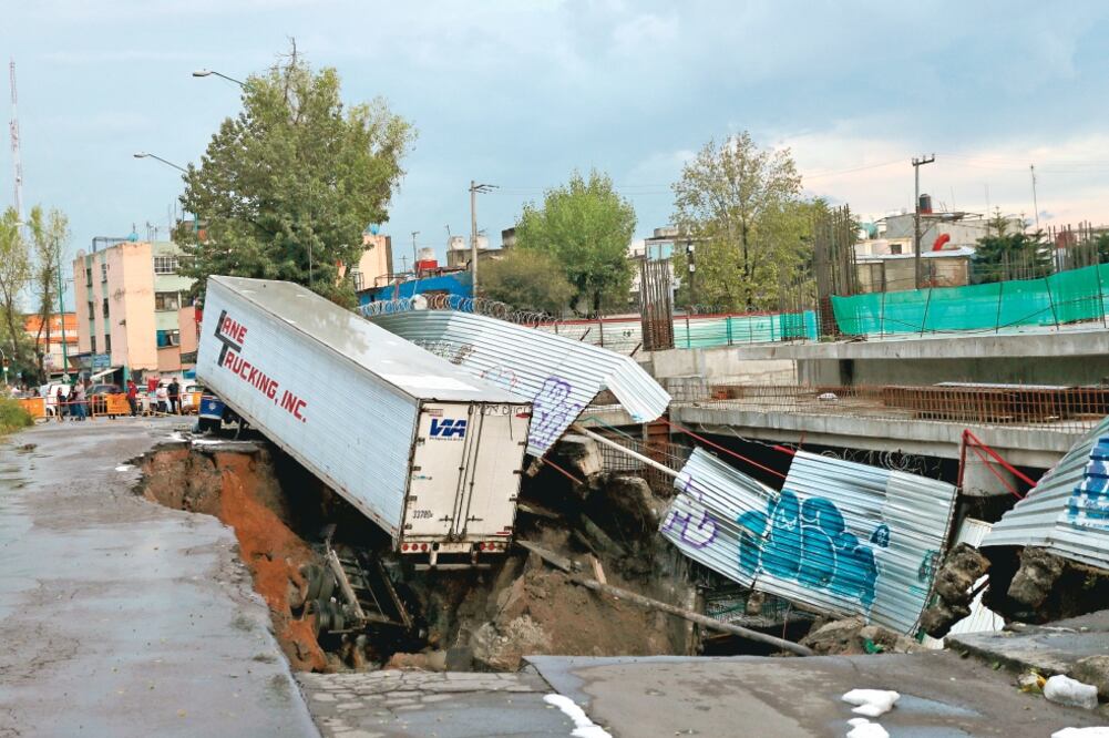 Accidente. A un costado del predio donde se alza la plaza Encuentro Oceanía se abrió un socavón de 400 metros cuadrados y 10 de profundidad. (ARCHIVO EL UNIVERSAL)