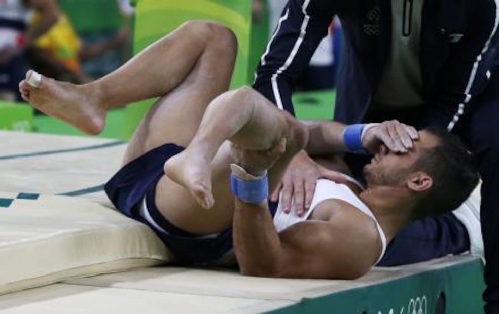 Gimnasta fracturado en Río 2016 se pone de pie